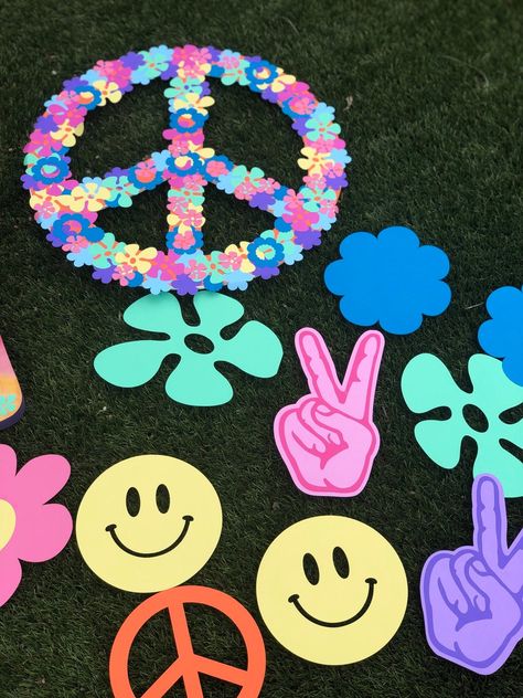 Hippi Decoracion Party, 60s Birthday Party Ideas Decoration, 60s Birthday Decorations, 70s Theme Float, Hippies Party Ideas, 1960s Decorations Party, Decades Decorations Ideas, 70s Theme Decorations, 70s Decor Party