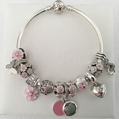 Pink Themed Pandora Bracelet, Pink Charm Bracelet, Pandora Bracelet Charms Ideas, Xoxo Jewelry, Jewelry Making Tutorial, Moon Accessories, Pandora Bracelet Designs, Dream Bracelet, Pandora Jewelry Charms