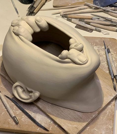 Johnson Tsang, Ceramic Sculpture Figurative, Ceramic Mask, Sculpture Art Clay, Ceramics Pottery Art, Clay Art Projects, Art Clay, Diy Clay Crafts, Sculpture Clay