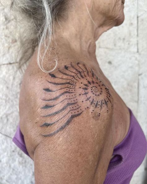 Blatt Tattoos, Spiral Tattoo, Spiral Tattoos, Shell Tattoos, Tattoo Dotwork, Shoulder Tattoos For Women, Dot Work Tattoo, Subtle Tattoos, Baby Tattoos