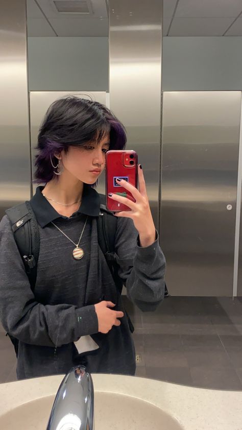 Wolfcut Purple Highlights, Short Short Wolfcut, Short Brown Hair With Purple Underneath, Pixie Medium Haircut, Boycut For Women, Non Binary Haircuts Straight Hair, Tomboy Short Hair, Short Haircuts With Curtain Bangs, Kpop Haircut