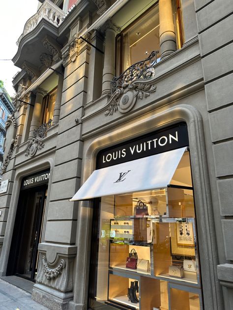 louis vuitton, travel, naples, italy, vacation, luxury, retail, fashion, designer Luxury Clothing Store, Boutique Aesthetic, Mobile Shop Design, Store Architecture, Vacation Luxury, Retail Facade, Napoli Italy, Louis Vuitton Travel, Storefront Design