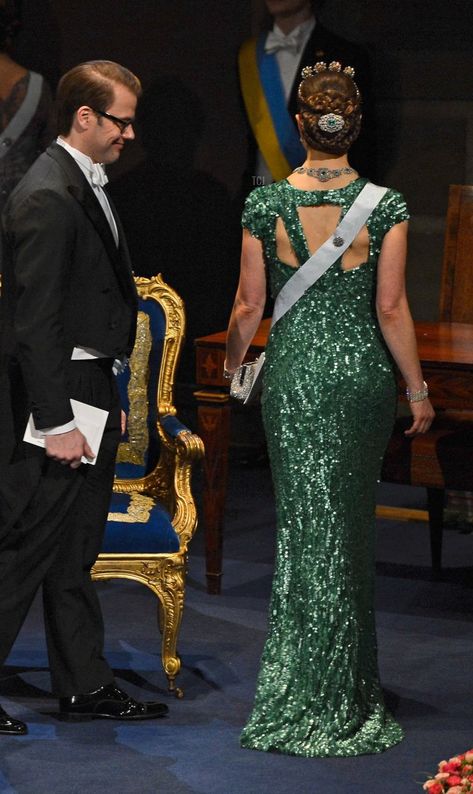 Crown Princess Victoria Gleams in Nobel Emeralds Crown Princess Victoria Of Sweden, Victoria Prince, Victoria Of Sweden, Victoria Fashion, Princess Victoria Of Sweden, Prince Daniel, Prince William And Catherine, Princess Estelle, Green Gown