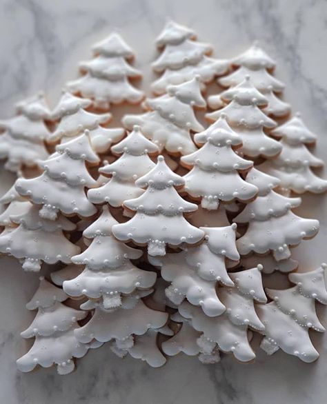 Beautiful cookies by inblossomwoo sharethelove beautifulcuisines cookieart Christmas Pies, Christmas Sugar Cookies Decorated, Dream Christmas, Cute Christmas Cookies, Winter Cookie, Christmas Tree Cookies, Xmas Cookies, Fancy Cookies, Christmas Sugar Cookies