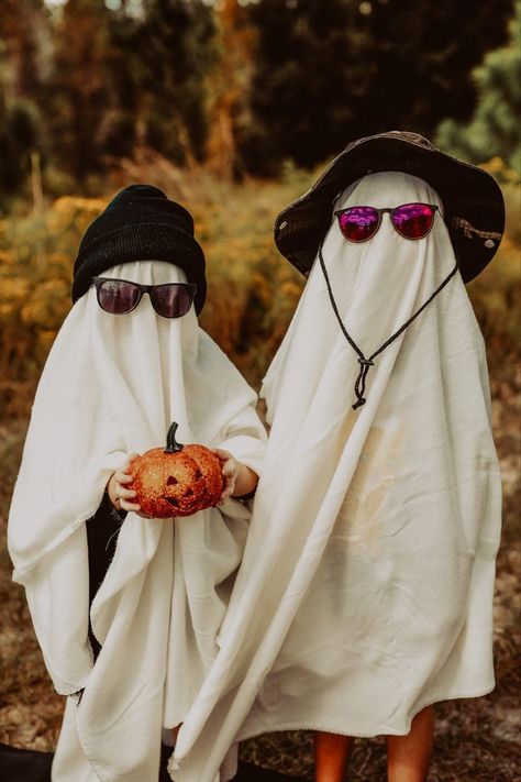 Halloween Lifestyle Photography, Halloween Pictures Ideas For Kids, Halloween Mini Shoot Ideas, Sibling Halloween Pictures, Spooky Halloween Family Photoshoot, Halloween Diy Photoshoot, Halloween Portraits Photography Ideas, Family Photo Halloween, Ghost Photoshoot Ideas Kids