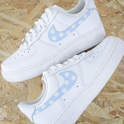 AF1 custom Air Force 1 flower daisy daisy pastel blue unisex sneakers Professional leather paint (Angelus) which is water resistant Patterns on exterior sides only Authentic & new item, sold in its original packaging Customs are made to order; it will not be possible to make a return/refund. Do not hesitate to contact me if you have any questions 😊 Each model is made by us in our workshop in Aubagne in the south of France. https://www.etsy.com/fr/shop/sneakeaze?ref=profile_header Nike Rosa, Sneakers Air Force, Casual Shoes Women Sneakers, Nike Shoes Women Fashion, Af1 Custom, Pretty Sneakers, Nike Air Force One, Colorful Sneakers, Nike Fashion Shoes