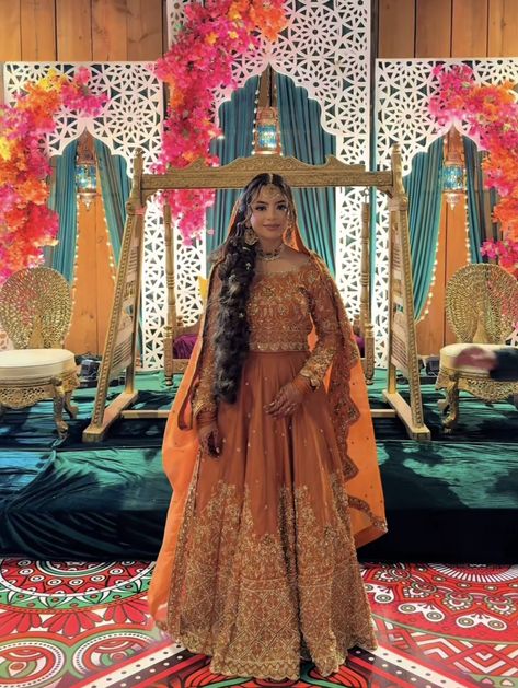 Asian Mehndi Outfits, Mendhi Bride Outfits, Mendhi Outfit Bridal, Bridal Mehndi Outfit Ideas, Mehndi Outfit Bridal, Mayon Dress, Mehendi Bride, Mendhi Outfit, Mayon Dresses