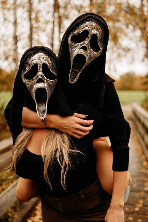 Friendship Halloween Photoshoot, Friends Funny Photoshoot, Couple Scream Photoshoot, Spooky Halloween Shoot, Friends Spooky Photoshoot, Scream Photoshoot Friends, Spooky Pictures Photography, Scary Best Friend Costumes, Best Friend Halloween Pictures