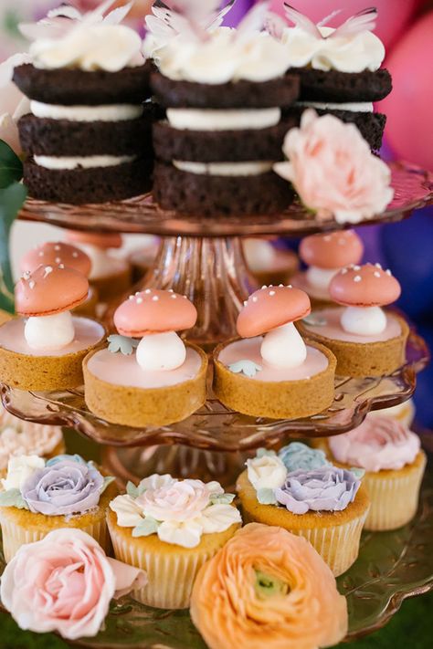 Alice Wonderland Bakery, Alice In Wonderland Prom, Alice In Wonderland Food, Alice In Wonderland Themed Birthday, Reception Desserts, Alice In Onederland, Alice In Wonderland Tea Party Birthday, Onederland Birthday Party, Favorite Things Party