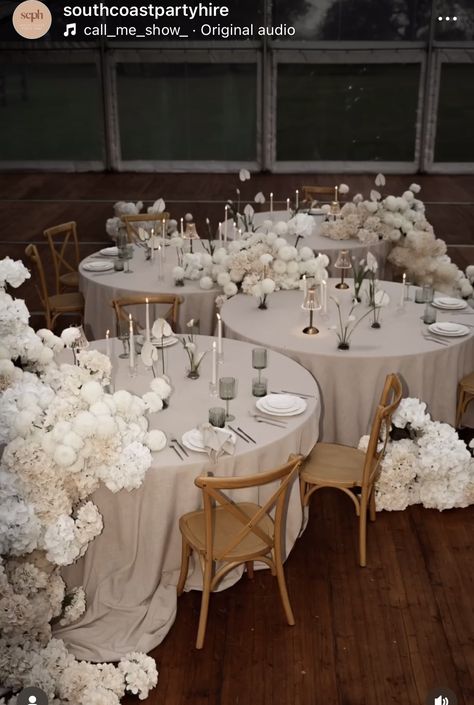 Bubble Tables Wedding, Wedding Table Decor Circle Tables, Lamp Wedding Centerpiece, Round Tablescapes, Round Table Centerpieces Wedding, Wedding Bridal Table, Wedding Reception Tables Layout, Wedding Table Layouts, Wedding Reception Layout