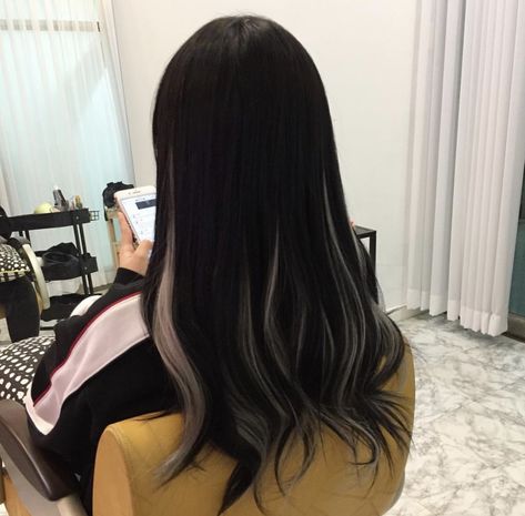 Layered Black Hair With Highlights, Black Hair With Colored Streaks, Hair Color Ideas Black, Hire Color, New Hair Look, Black Hair Balayage, Korean Hair Color, Hair Color Underneath, Brown Hair Inspo