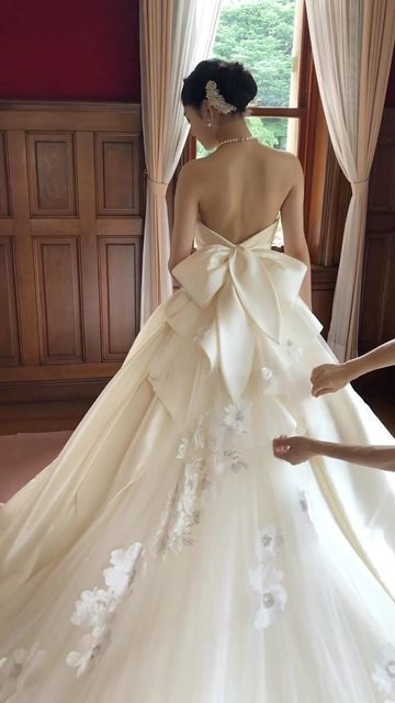 Wedding Dress With Bow, Silk Wedding Gown, Wedding Dress Suit, Long Wedding Dress, Bridal Shrug, Bella Dress, Wedding Dress Ideas, Bow Wedding Dress, Wedding Sari