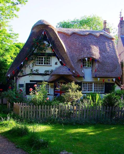 Yanmin (@joyful_little_journeys) • Instagram photos and videos Cottagecore Garden, Cute Cottages, Fairytale House, Cottage Aesthetic, Fairytale Cottage, Storybook Cottage, Cottage In The Woods, Style Cottage, Thatched Cottage