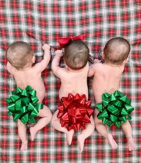 Looking for the best baby's first Christmas photo ideas for your baby's first Christmas photoshoot? Try these awesome Christmas photo ideas! Goodbye November Hello December, First Christmas Photo Ideas, Goodbye November, November Hello, Baby Holiday Photos, Baby Christmas Crafts, Christmas Photo Ideas, Christmas Baby Pictures, November Baby