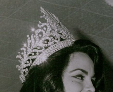 Prom Queen Crown Aesthetic, Vintage Pageant Aesthetic, Pageant Crown Aesthetic, Peagent Queens Aesthetic, Beauty Pageant Aesthetic Vintage, Pageant Winner Aesthetic, Beauty Pagents Aesthetic, Pageant Vision Board, Pageantry Aesthetic