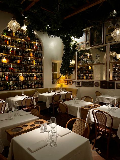 Italian Cafe Interior, Italian Restaurant Interior Design, Italian Restaurant Design, Italian Restaurant Interior, Italian Restaurant Decor, Pizzeria Design, Italian Food Restaurant, Italy Restaurant, Italian Bistro