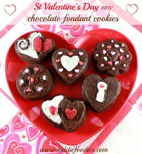 Brownie Hearts, Dessert Saint Valentin, Valentines Party Food, Valentines Snacks, Valentines Baking, Valentine Desserts, Valentines Day Desserts, Fondant Cookies, Chocolate Fondant