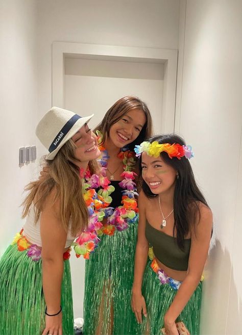 Hawaiian Girl Costume, Halloween Costume Ideas For Groups, Costume Ideas For Groups, Hawaiian Party Outfit, Carnaval Outfit, Costume Carnaval, Cute Group Halloween Costumes, Fest Temaer, Trio Halloween Costumes