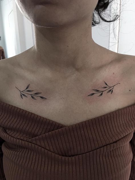 Tattoo Under Ear, Clavical Tattoos Women, Tattoo Under Chest, Cool Ear Piercings, Chest Tattoos For Women, Cute Little Tattoos, Collar Bone Tattoo, Dainty Tattoos, Collar Bone