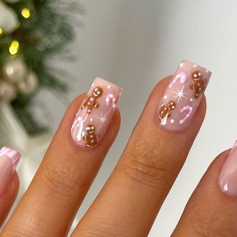 𝐇𝐚𝐧𝐧𝐚𝐡 𝐓𝐚𝐲𝐥𝐨𝐫 on Instagram: "#ad Gingerbread and Candy Canes 🎀🍪
________________
Using @the_gelbottle_inc 
★ Carrie’s Cosmo 
★ BIAB NU05
★ Caramel 
★ Daisy studio gel" Gingerbread Cookie Nails Simple, Pretty Nails With Gems, Christmas Nail Inspo Gingerbread, Christmas Nail Ideas Gingerbread, Christmas Nails Short Gingerbread, Simple Christmas Nails Gingerbread, Candy Cane And Gingerbread Nails, Nail Art Acrylic Designs, Biab Nails Inspiration Christmas