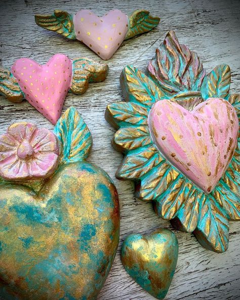 Mexican Folk Art Decor, Mexican Folk Art Painting, Sacred Heart Art, Clay Hearts, Diy Wings, Folk Art Flowers, Painted Hearts, Clay Crafts Air Dry, Clay Jewelry Diy