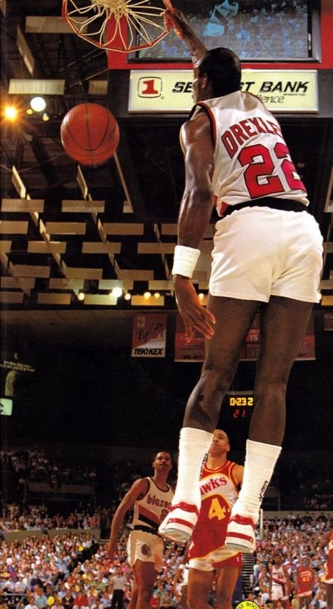 Clyde Drexler Portland Trail Blazers Spudd Webb Atlanta Hawks Nba Dunks, 80s Basketball, Portland Blazers, Clyde Drexler, Basketball Rim, I Love Basketball, Basketball Is Life, Portland Trail Blazers, Basketball Leagues