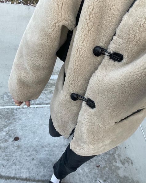 Mango Shearling Coat, Shearling Coat Outfit, Toteme Coat, Coat Ootd, Fashion Scandinavian, Women's Coat Pattern, Ootd Streetwear, Outfit Comfortable, Comfortable Outfit