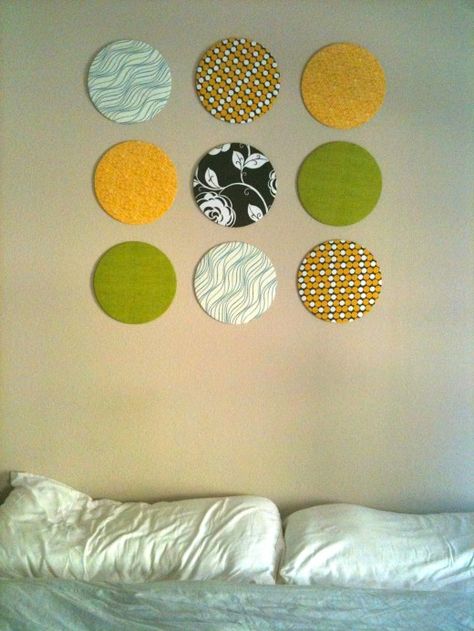 Use cake board circles and fabric, a little thread and some tacks and bam!  instant decor for the walls Circle Cardboard Crafts, Round Cardboard Crafts, Easy Wall Decoration Ideas With Paper, Fabric Circles, Circle Scrapbook, Circle Wall Decor, Homemade Wall Decorations, Cardboard Cake, Round Things