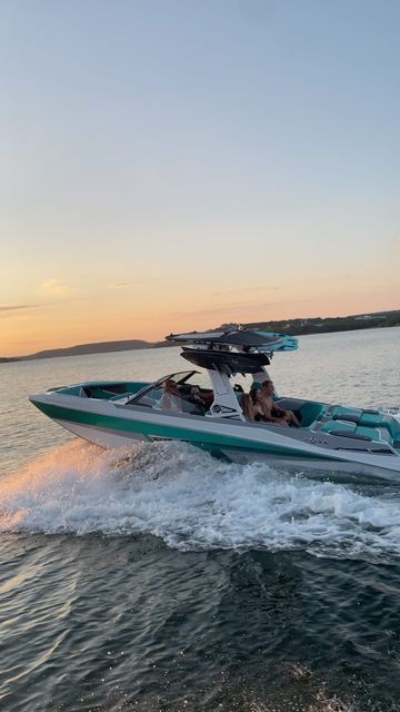 Surf Boat Aesthetic, Wake Boat Aesthetic, Lake Asthetic Picture Boat, Boating Aesthetic Lake, Boat Lake Aesthetic, Boat Ride Aesthetic, Lake Boat Aesthetic, House Boat Living, Tige Boats