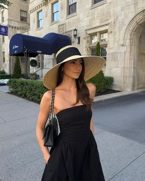 Bianca’s Lifestyle Birkin Mom, Riviera Chic, French Riviera Style, Riviera Style, Italian Summer Outfits, Characters Aesthetic, Elegant Lifestyle, Italy Outfits, Effortlessly Chic Outfits