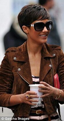 Pixie cut Frankie Sandford Hair, Cute Pixie Cuts, Frankie Sandford, Crop Hair, Hairstyles With Glasses, Cool Short Hairstyles, Short Hair Pixie Cuts, Super Short Hair, Eyeliner Makeup