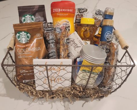 Family Reunion Crafts, Starbucks Gift Baskets, Raffle Gifts, School Reunion Decorations, Raffle Gift Basket Ideas, Holiday Raffle, Coffee Lover Gifts Basket, Goodie Basket, Sister Ideas