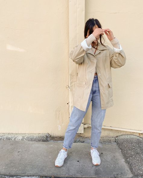 Short Peacoat Outfit, Beige Raincoat Outfit, Tan Jacket Outfit Women, Outfits Saco, Shaket Jacket Outfit, Tan Jacket Outfit, Cream Jacket Outfit, Cold Summer Outfit, Beige Jacket Outfit