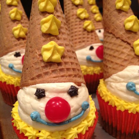 Clown Cupcakes, Pastel Cupcakes, Cute Baking, Cute Desserts, Spring Women, Pretty Cakes, Cute Cakes, Basic T Shirt, Pretty Food