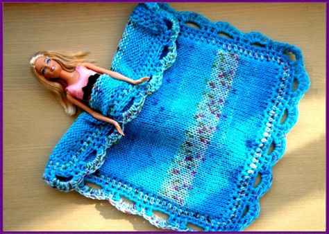 Barbie Blanket, Easy Blanket, Free Barbie, Barbie Knitting Patterns, Crochet Edge, Barbie Doll Clothing Patterns, Pattern Blanket, Knit Basket, Barbie Patterns