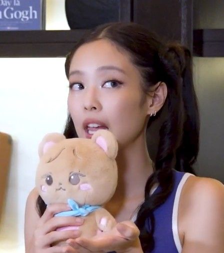 Jennie from BLACKPINK with her character plush toy {GEOMDEUKI}. #Jennie_Kim #Geomdeuki #7th_Anniversary_BLACKPINK #NINI Jennie Cute Pics, Jenny Icons, Jennie Lq Icons, Jennie Pics, Foto Cars, Girl Thinking, Jennie Kim Blackpink, Blackpink Photos, Cute Cars