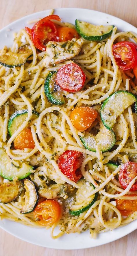 Basil Pesto Chicken Spaghetti with Zucchini and Cherry Tomatoes on a white plate Tomato Chicken Spaghetti, Pasta And Zucchini, Spaghetti With Chicken, Tomatoes And Zucchini, Pasta With Zucchini, Pesto Spaghetti, Tomato Chicken, Recipes With Chicken, Zucchini Tomato