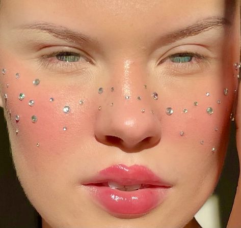 Pearls On Face Photoshoot, Star Rhinestone Makeup, Rhinestone Freckles, Pearls On Face, Stars On Face, Coachella Makeup, Evening Eye Makeup, Rhinestone Makeup, Face Art Makeup