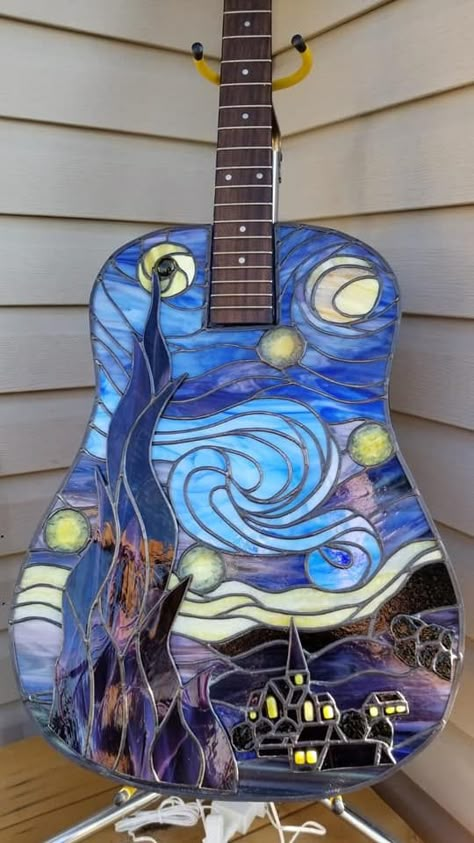 Mosaic Guitar Pattern, Guitar Mosaic Ideas, Guitar Art Project, Mosaic Guitar Ideas, Stained Glass Guitar, Music Mosaic, Mosaic Guitar, Stained Glass Guitar Lamp, Guitar Crafts