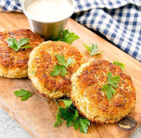 These crab cakes use cauliflower instead of crab meat. Even though they don't contain any crab, they taste and feel like real crab cakes. This is my new favorite way to eat cauliflower! Crab Cakes Recipe Best, Crab Cake Sauce, Homemade Crab Cakes, Crab Cake Recipes, Clean Baking Pans, Crab Cake Recipe, Cauliflower Dishes, Australia Food, Cake Tasting