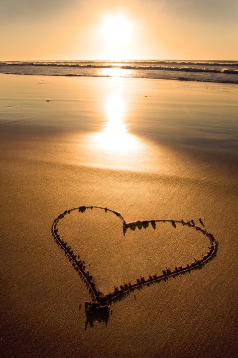 Heart In Nature, I Love The Beach, Happy Relationships, Heart Art, Love Wallpaper, The Sand, Beautiful Wallpapers, Beach Life, Sunrise Sunset