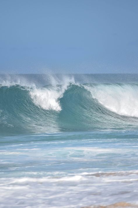 Banzai Pipeline, Hawaii Waves, Surfing Wallpaper, Surfing Aesthetic, Big Surf, Beach Wall Collage, Wave Surfing, Beach Week, Big Wave Surfing