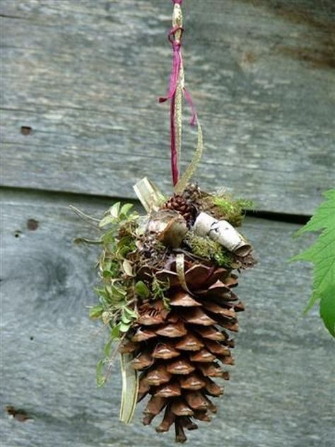 37 Amazing Pine Cone Christmas Tree Decorations Ideas - Decoration Love Christmas Pine Cones, Pinecone Ornaments, Pine Cone Decorations, Cones Crafts, Pine Cone Crafts, Noel Christmas, Christmas Tree Themes, Country Christmas, Pine Cone