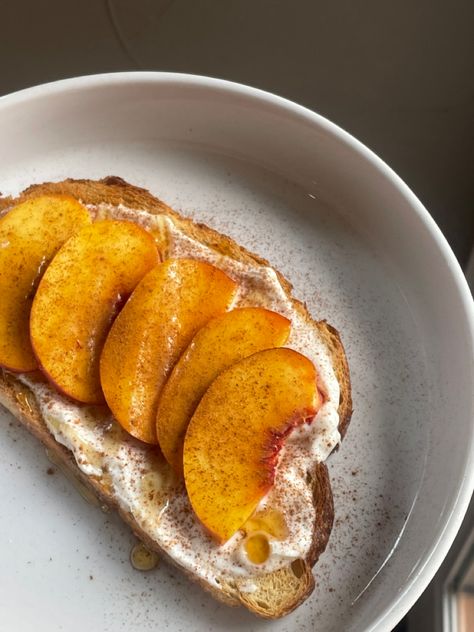 rossmary sourdough, df yogurt, peach n cinnamon☺️ Peach Sourdough, Sourdough Aesthetic, Peach Toast, Peach Breakfast, Peach Healthy, Healthy Food Dishes, Sweet Snacks Recipes, Breakfast Snacks, Healthy Dishes