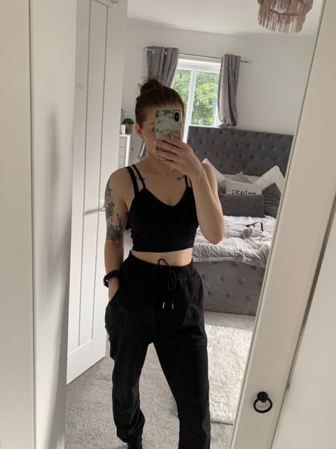 Black baggy joggers casual outfit ootd black cami top spaghetti strap crop top Black Spaghetti Strap Top Outfit, Joggers Casual Outfit, Spaghetti Strap Top Outfit, Strap Tops Outfit, Black Spaghetti Strap Top, Baggy Joggers, Top Spaghetti Strap, Black Cami Top, Spaghetti Strap Crop Top