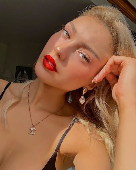 Blonde Hair Red Lips, Bold Lipstick Makeup, Golden Hour Selfie, Bold Lip Makeup, Lip Pictures, Lips Photo, Golden Hour Photos, Bold Lipstick, Red Lip Makeup