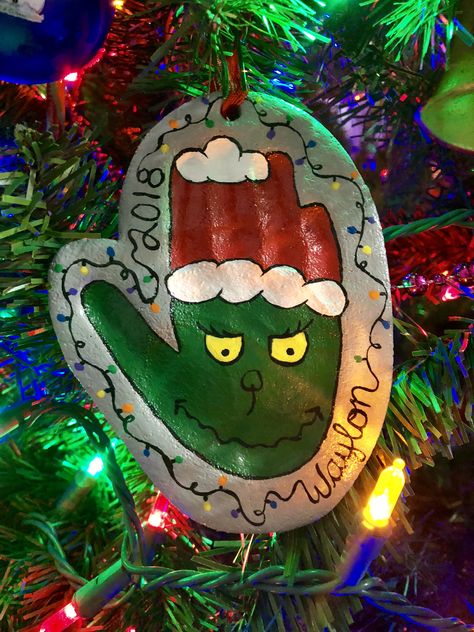 Grinch Salt Dough Ornament, Christmas Crafts Grinch, Prek Christmas Crafts, Grinch Handprint, Salt Dough Handprint, Diy Baubles, Prek Christmas, Salt Dough Ornament, Baby Christmas Crafts