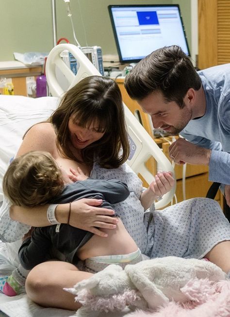 Sweet Photos of a Mom in Labor Breastfeeding Her Toddler Prove Women's Bodies Can Do It All Purposeful Life, Waiting For Baby, Mom Show, Birth Photographer, Birth Photography, Third Baby, Pregnant Mom, Pregnancy Week By Week, Family Lifestyle