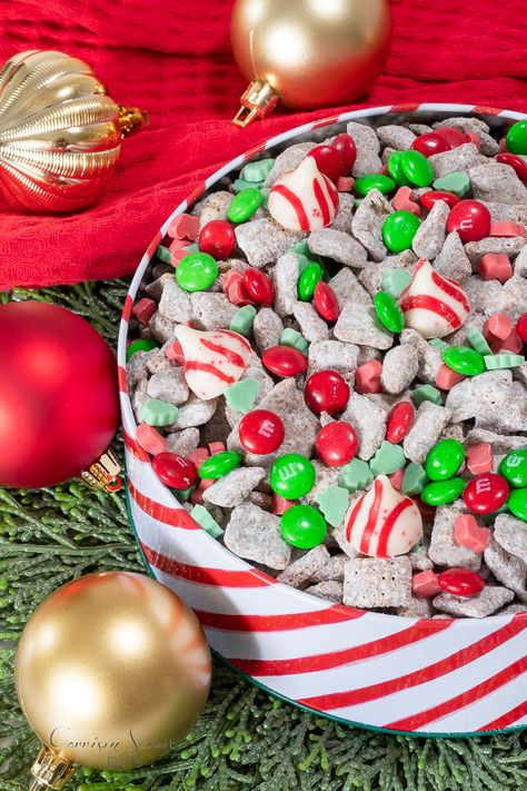 Chex Cereal Treats, Christmas Muddy Buddies Recipe, Christmas Muddy Buddies, Puppy Chow Chex Mix, Chex Mix Christmas, Chex Mix Puppy Chow, Chocolate Chex, Muddy Buddy, Muddy Buddies Recipe