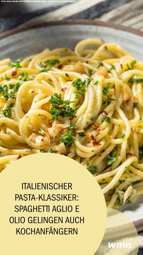 Ein echter Klassiker der italienischen Cucina povera: Entdecke, wie leicht du Spaghetti aglio e olio mit Knoblauch und Öl kochen kannst! Spagetti Aioli Olio, Fettuccini Aglio E Olio, Spaghetti Aglio Olio, Aglio E Olio, Alio E Olio Pasta, Spaghetti Olio Aglio, Spaghetti Alio Olio, Pasta Olio Aglio, Pasta With Garlic And Oil—aglio E Olio